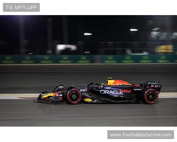 F1赛季最新动态：梅赛德斯与红牛的角逐激烈，车手表现引发热议